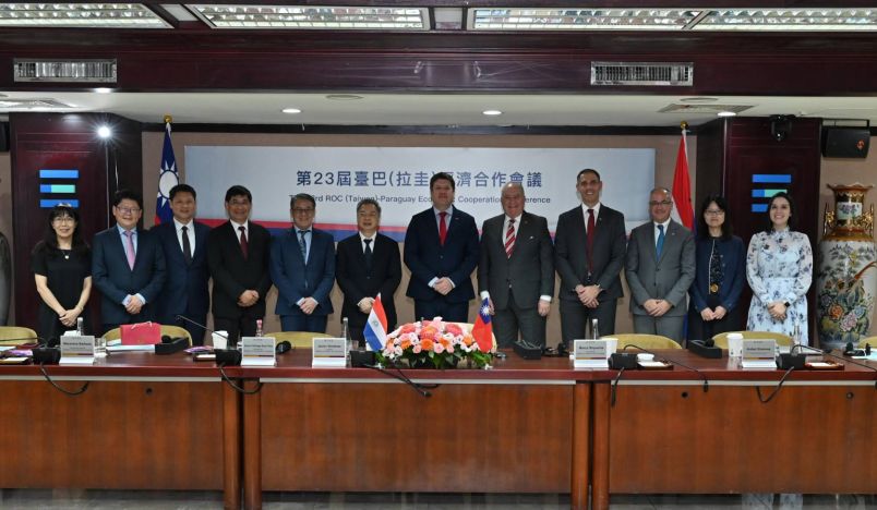 「台湾パラグアイ経済協力会議」が開かれ、経済部の龔明鑫部長とパラグアイのハビエル・ヒメネス商工大臣が再生可能エネルギー産業の発展における台湾とパラグアイの協力について盛り込んだ協力覚書（MOU）に調印した。