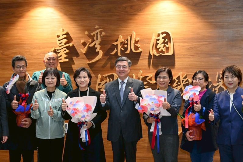 「相互関税15％」勝ち取った行政院の鄭麗君副院長らが帰国、行政院長自ら出迎え