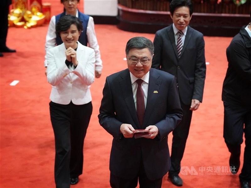 行政院の新春初顔合わせに出席する卓栄泰行政院長（中央）や鄭麗君副院長（左）、張惇涵秘書長（右）ら＝2026年2月23日、中央社記者徐肇昌撮影