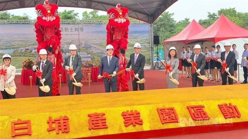 白埔産業園区の地鎮祭に出席した頼清徳総統（左から4人目）＝9月21日、高雄市